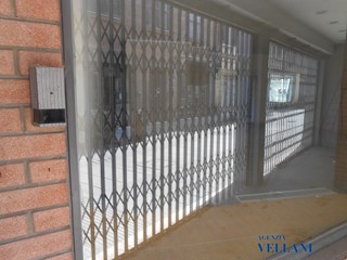 Negozio in Affitto a Carpi, 1'000€, 165 m²