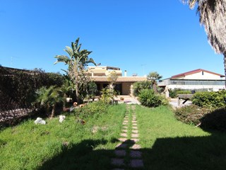 Villa in Vendita a Siracusa, zona Citta' Giardino, 320'000&euro;, 255 m²