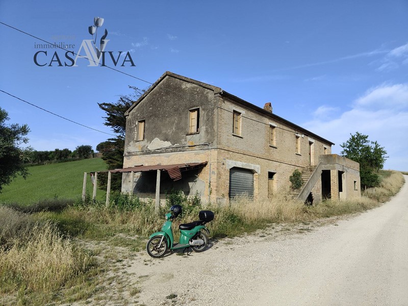 Rustico in Vendita a Acquaviva Picena, zona Panoramica, 110'000€, 300 m²