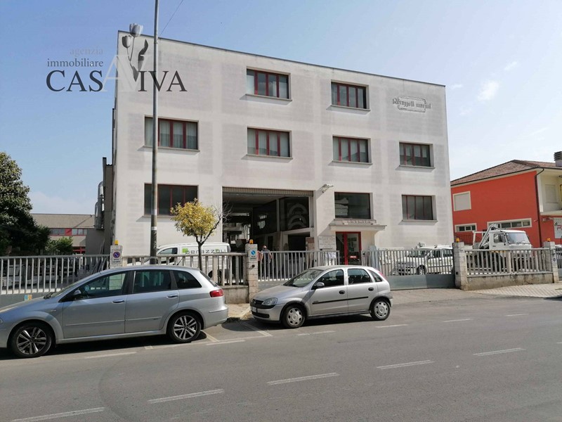 Capannone in Vendita a San Benedetto del Tronto, zona Porto d'Ascoli, 800'000€, 1400 m²