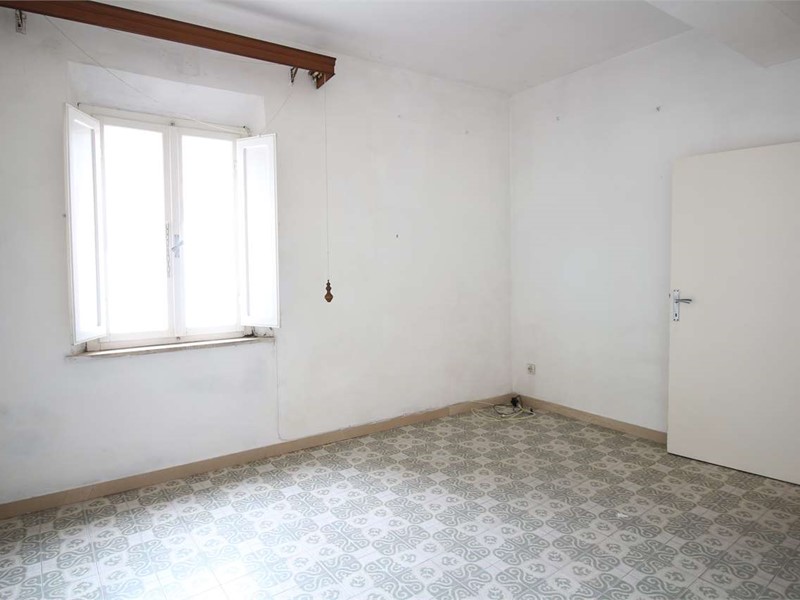 Appartamento in Vendita a Buti, 59'000€, 200 m²