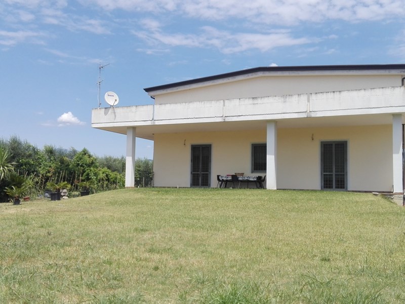Casa Indipendente in Vendita a Battipaglia, zona via Antico Cilento, 195'000€, 450 m², con Box