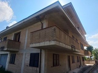 Casa Semi Indipendente in Vendita a Monte San Pietrangeli, zona semicentro, 105'000€, 310 m²