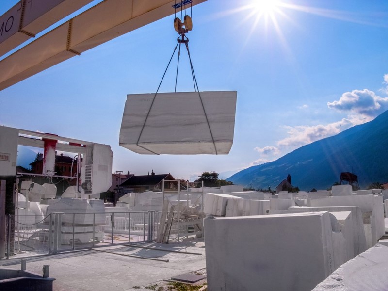 Capannone in Vendita a Carrara, 340 m²