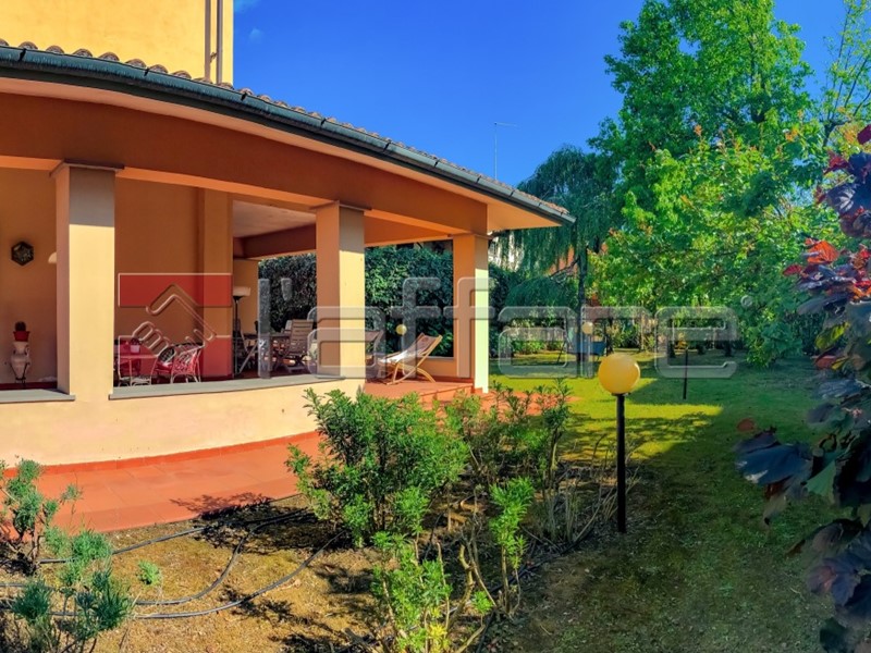 Villa in Vendita a Montecatini Terme, 410'000€, 500 m²