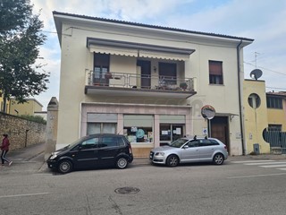 Immobile commerciale in Vendita a Verona, zona verona, 300'000€, 