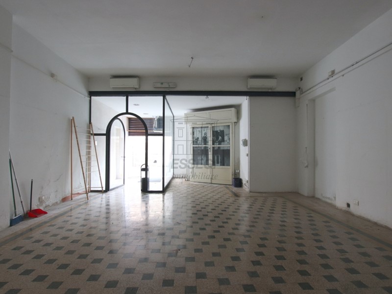 Immobile commerciale in Affitto a Lucca, zona Centro storico, 1'500€, 70 m²