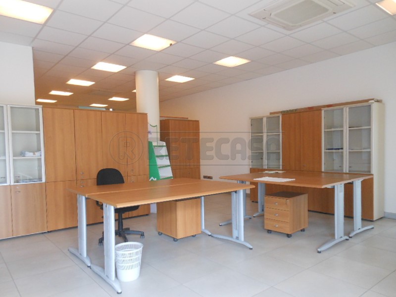 Ufficio in Affitto a Cassola, 800€, 100 m²