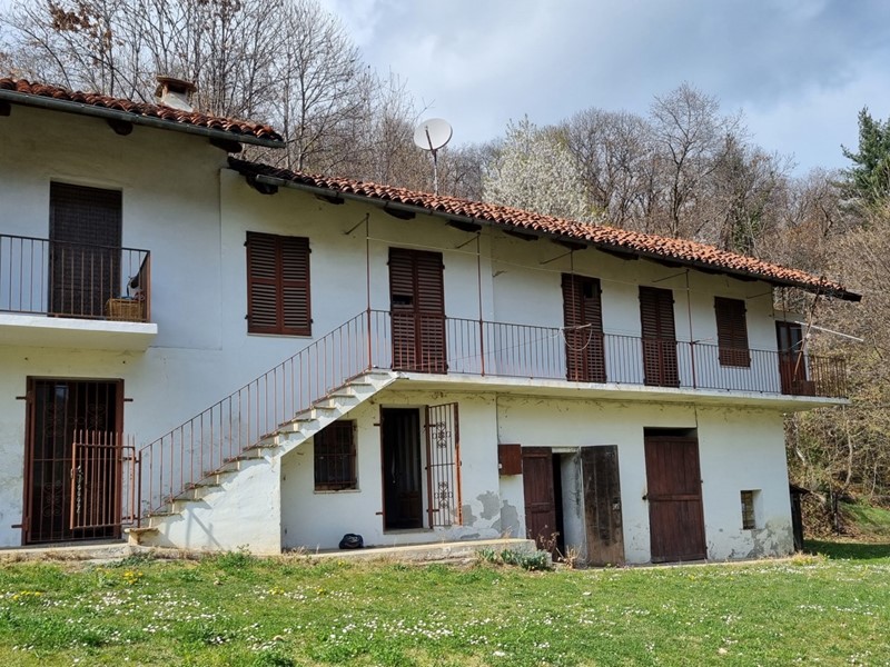 Casale in Vendita a Verzuolo, 38'000€, 130 m²