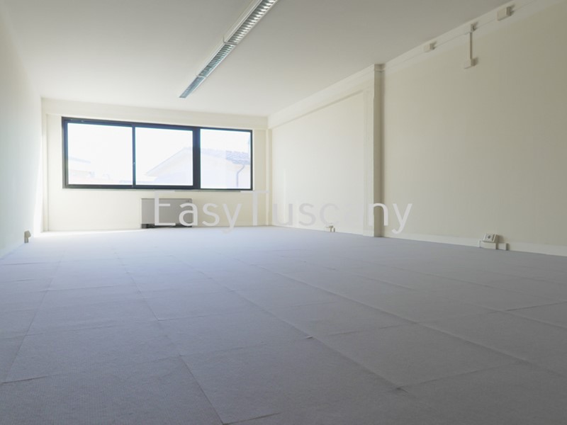 Ufficio in Vendita a Capannori, 1'200'000€, 1400 m²