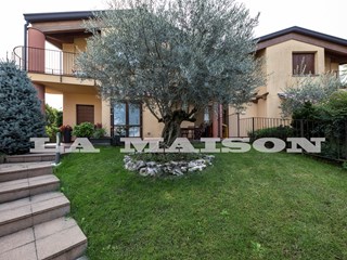 Villa in Vendita a Brivio, zona Via Pellegrina, 13, 440'000€, 260 m²