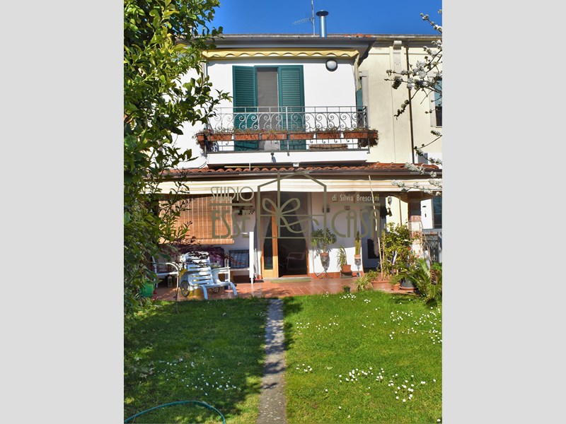 Casa Semi Indipendente in Vendita a Pietrasanta, zona CENTRO STORICO, 350'000€, 90 m², arredato