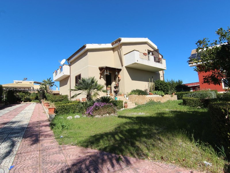 Villa in Vendita a Siracusa, zona Citta' Giardino, 320'000&euro;, 255 m²