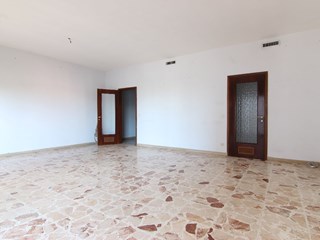 Appartamento in Vendita a Siracusa, zona viale Scala Greca, 120'000&euro;, 160 m²