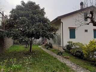 Casa Indipendente in Vendita a Reggello, zona Pian di Melosa, 140'000€, 100 m², con Box