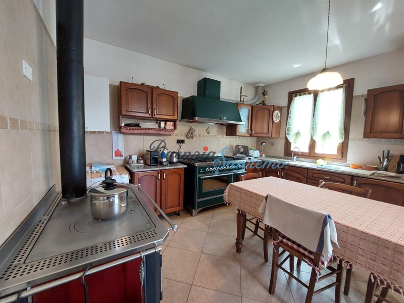 Casa Indipendente in Vendita a Bordighera, 700'000€, 126 m², con Box