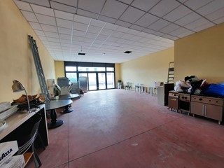 Capannone in Affitto a Lucca, zona Sorbano, 2'000€, 200 m²