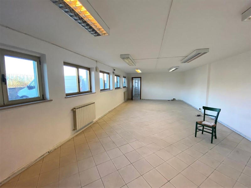 Ufficio in Vendita a Capannori, zona Guamo, 75'000€, 90 m²