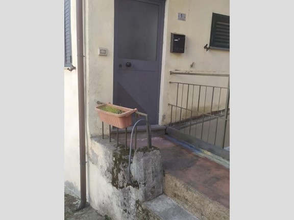 Bilocale in Vendita a Lamporecchio, zona San Baronto, 60'000€, 50 m², con Box