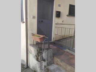 Bilocale in Vendita a Lamporecchio, zona San Baronto, 60'000€, 50 m², con Box