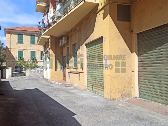 Immobile commerciale in Vendita a Imperia, zona Oneglia, 100'000€, 134 m²