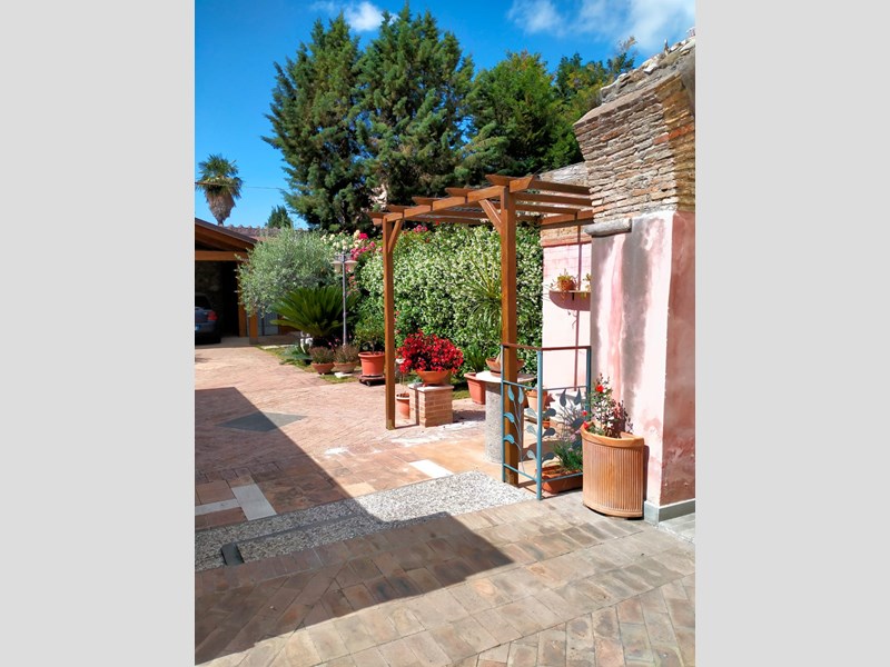 Villa in Vendita a Benevento, zona Benevento, 950'000€, 650 m², arredato, con Box