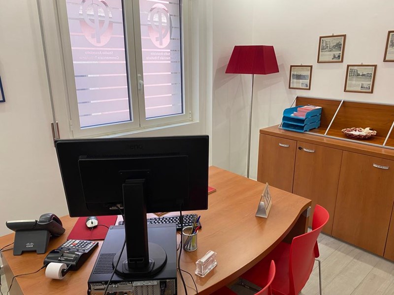 Ufficio in Affitto a Barletta, zona CENTRO, 488€, arredato