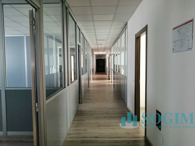 Ufficio in Affitto a Bollate, 5'833€, 1000 m², arredato