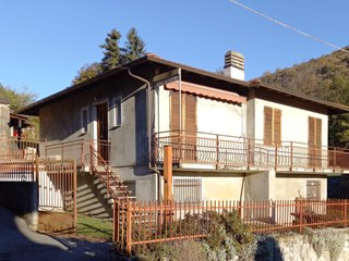 Casa Indipendente in Vendita a Luino, zona Longhirolo, 350'000€, 254 (2x127)