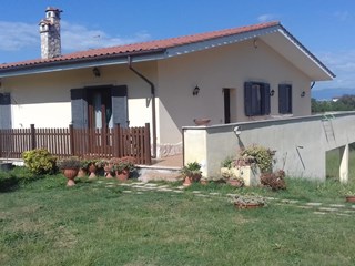 Villa in Vendita a Aprilia, zona Fossignano , 270'000€, 510 m²