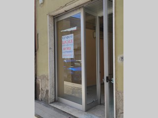 Negozio in Vendita a Benevento, zona Benevento, 55'000€, 65 m²