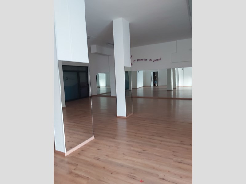 Attività commerciale in Vendita a Brindisi, zona Via Islanda 45-47-49-51, 129'000&euro;, 180 m²