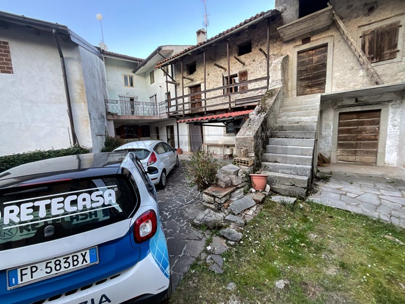 Casa Indipendente in Vendita a Torreano, 79'000€, 244 m²