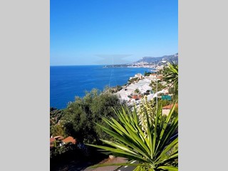 Terreno edificabile in Vendita a Ventimiglia, zona Grimaldi Inferiore, 300'000€, 100 m², con Box