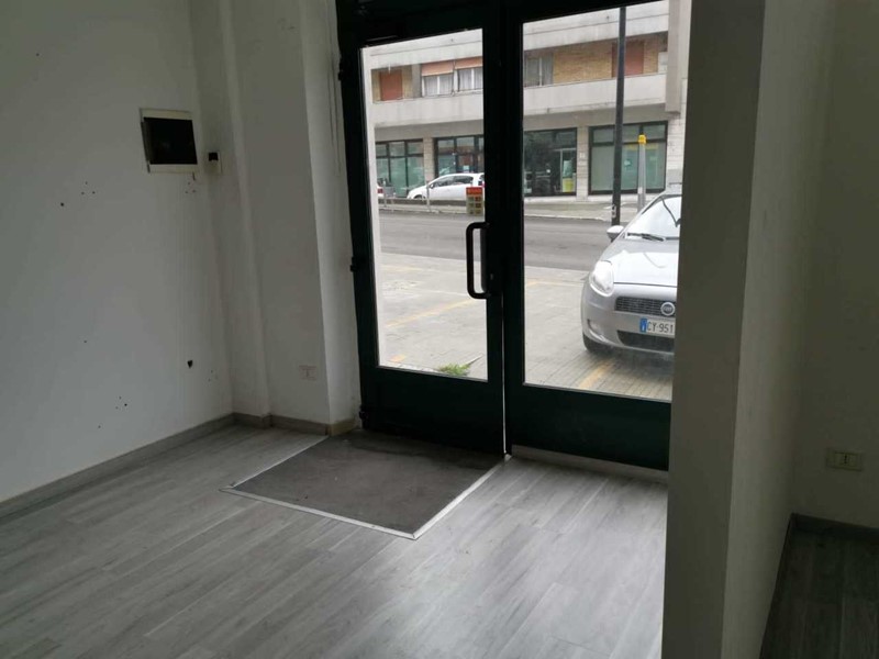 Immobile commerciale in Affitto a Ancona, zona SEMICENTRALE, 400€, 40 m²