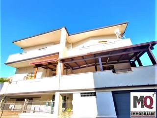 Appartamento in Vendita a Mondragone, zona Via marsala, 119'000€, 150 m², con Box