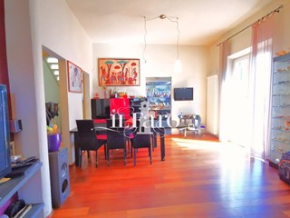 Villa in Vendita a Cascina, zona San Lorenzo Alle Corti, 629'000€, 300 m²