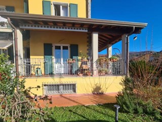 Casa Semi Indipendente in Vendita a Castelnuovo Magra, zona Molicciara, 275'000€, 137mq commerciali + aree scoperte