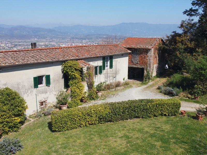 Casale in Vendita a Lucca, zona Sud, 620'000€, 320 m²