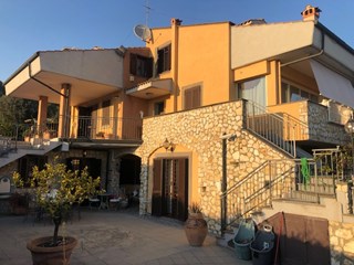 Villa bifamiliare in Vendita a Guidonia Montecelio, zona Carcibove, 495'000€, 200 m²