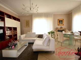 Villa in Vendita a Lucca, zona Monte San Quirico, 595'000€, 250 m², con Box