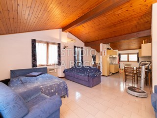 Casa Indipendente in Vendita a Biandronno, zona centro, 77'000€, 105 m², arredato, con Box