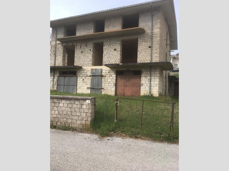 Casa Indipendente in Vendita a Borgorose, zona Santa Anatolia, 100'000€, 480 m²