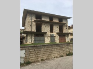 Appartamento in Vendita a Borgorose, zona Santa Anatolia, 100'000&euro;, 480 m²