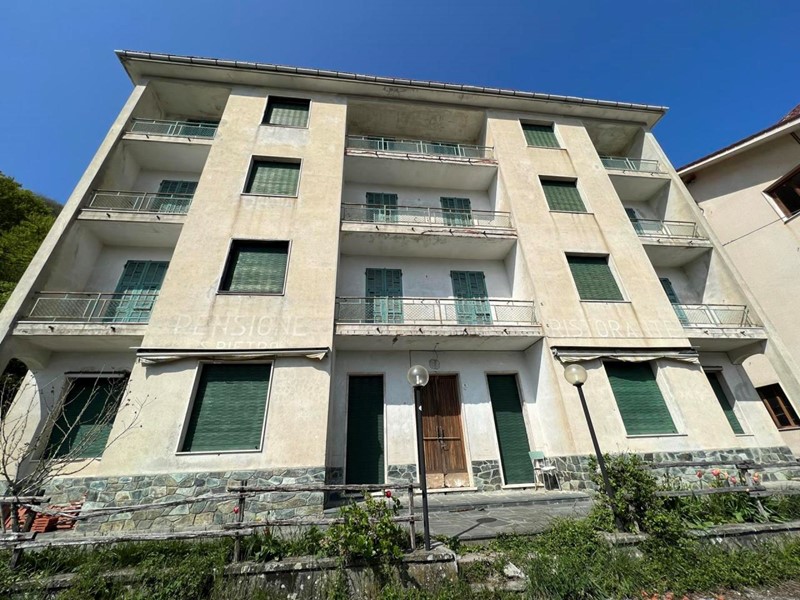 Immobile commerciale in Vendita a Urbe, 95'000€, 2000 m²