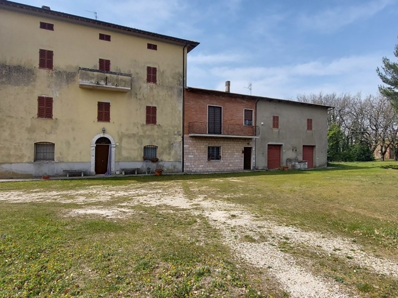 Casa Semi Indipendente in Vendita a Gualdo Cattaneo, zona Grutti, 35'000€, 150 m²