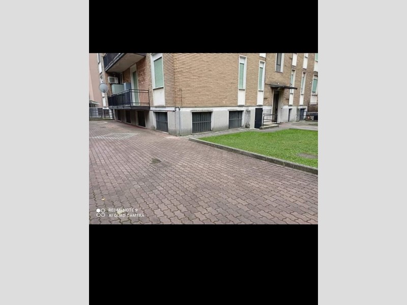 Magazzino in Vendita a Settimo Milanese, 110'000€, 270 m²