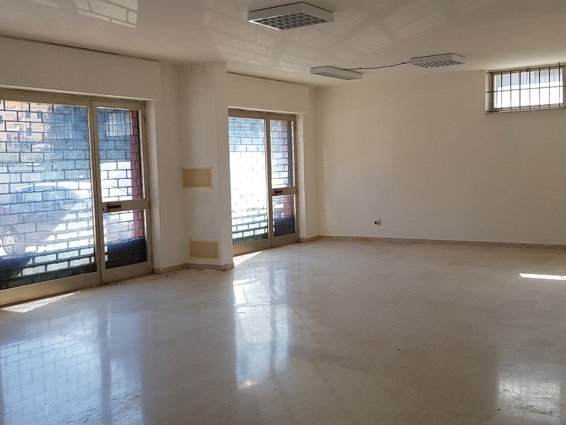 Immobile commerciale in Vendita a Deruta, 195'000€, 288 m²