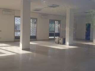 Immobile commerciale in Vendita a Deruta, 195'000€, 288 m²