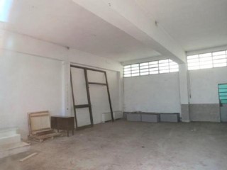 Capannone in Vendita a Lucca, zona Picciorana, 280'000€, 220 m²